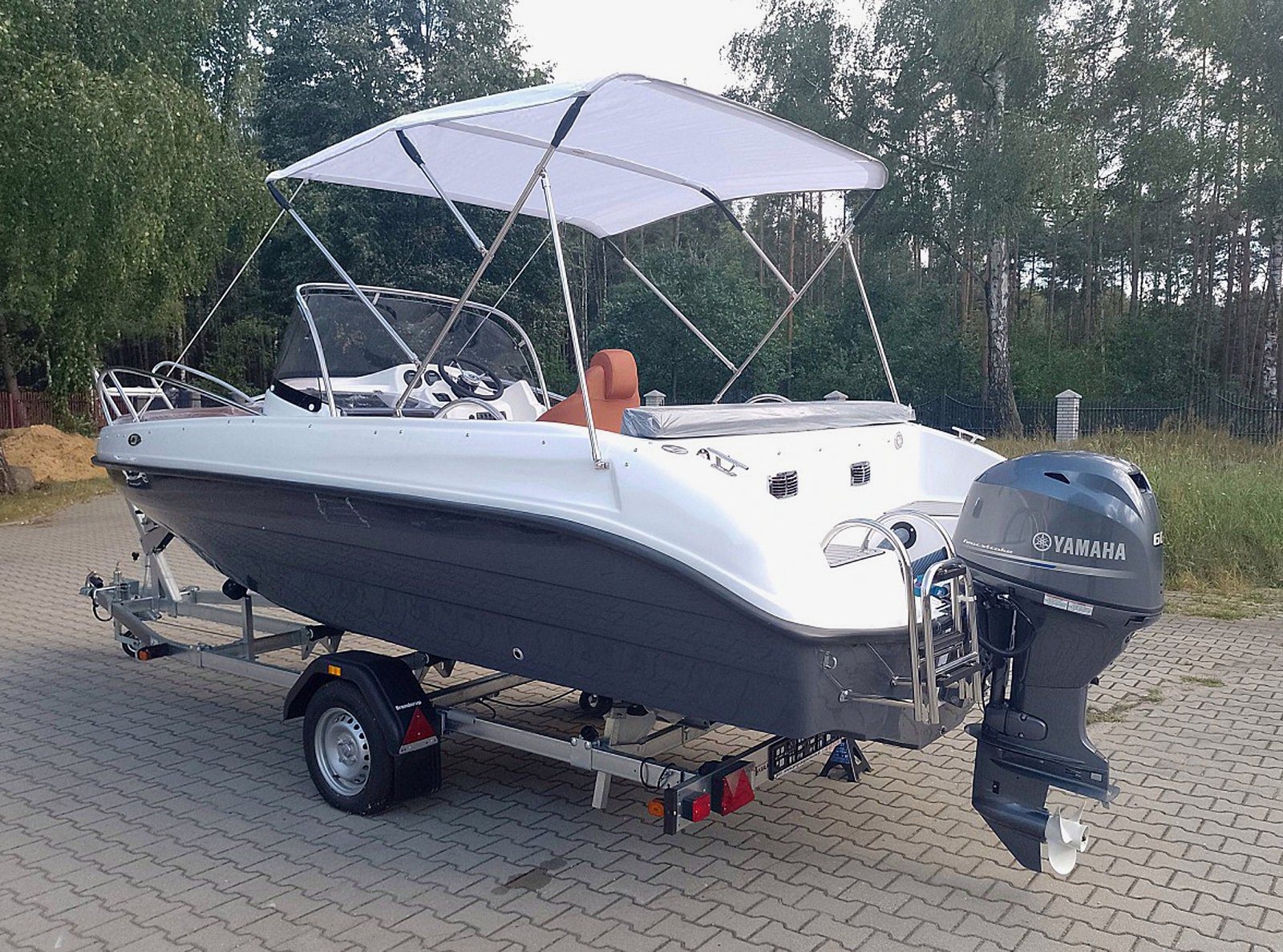 Equinox 560 Sundeck na przyczepie